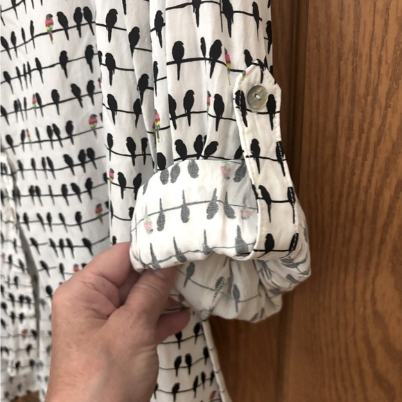 Fun bird Print Blouse. Good Condition. Very flattering with soft Rayon fabric. - Picture 4 of 7